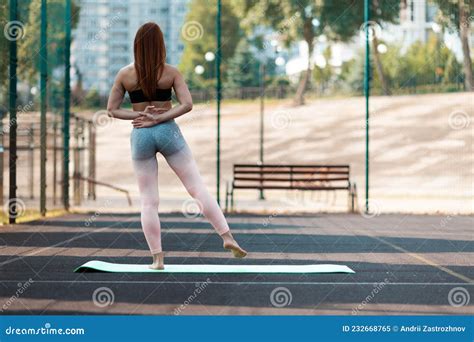 fotos de mujeres enseñando las nalgas|Mujer Deportiva En Ropa Deportiva Haciendo Ejercicio En.